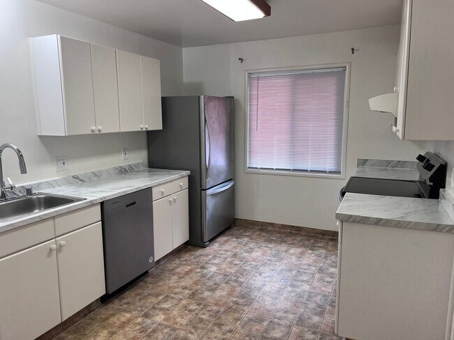 Foto del edificio - 3bd/1ba SFH WITH LARGE FENCED YARD, 2 CAR GARAGE, IN DESIRABLE NEIGHBORHOOD!!!