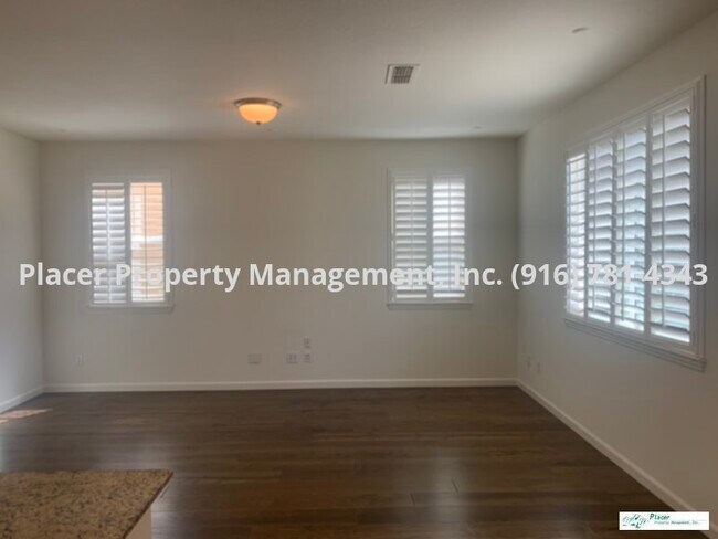 Foto del edificio - Beautiful Solar 3 bedroom plus den 3 bath ...