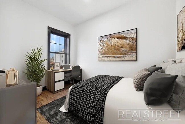 Foto del edificio - Timelessly Renovated Historic Triplex with...