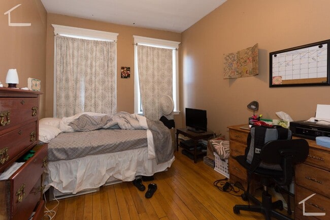 Building Photo - ALLSTON - 5 bed 2 bath - 9/1/26