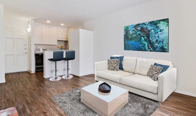 Photo - 10989 Rochester Ave Apartment