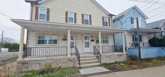 Building Photo - 302-304-304 Vine St