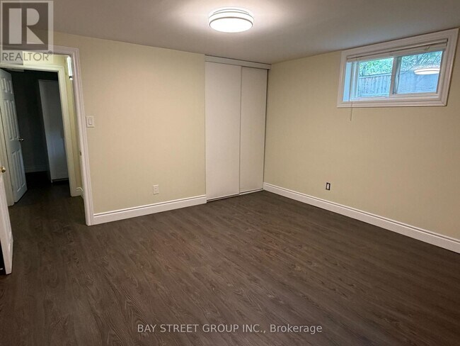 Photo du bâtiment - LOWER 123 SEARLE AVENUE