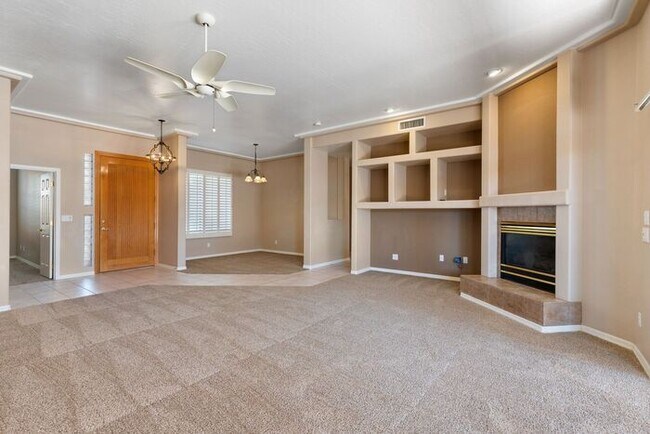 Building Photo - Nice Red Mountain home with 3 car garage a...
