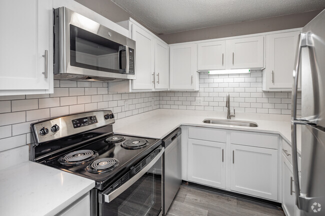 2BR, 1.5BA - Platinum - 991SF - Kitchen - Ascent East