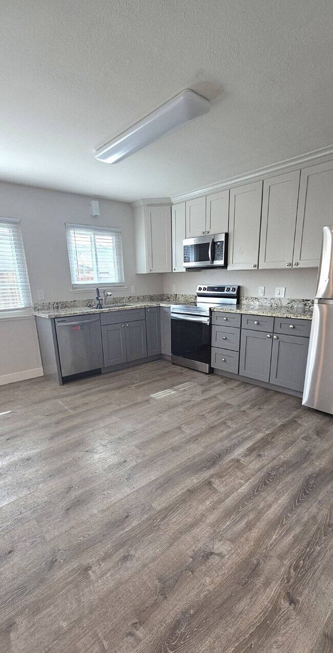 Foto del edificio - Beautiful 2-bedroom, 1-bath  upstairs unit