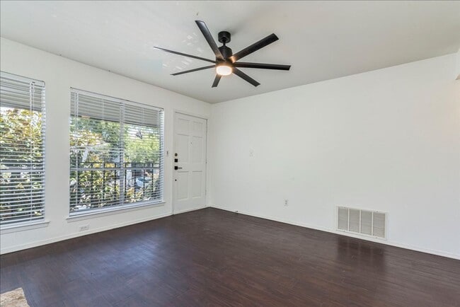Building Photo - Welcome to the Northwest Hills 2 bd/2 bath condo