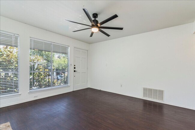 Foto del edificio - Welcome to the Northwest Hills 2 bd/2 bath condo