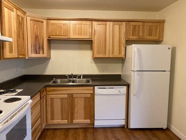 Primary Photo - 444 NW D St