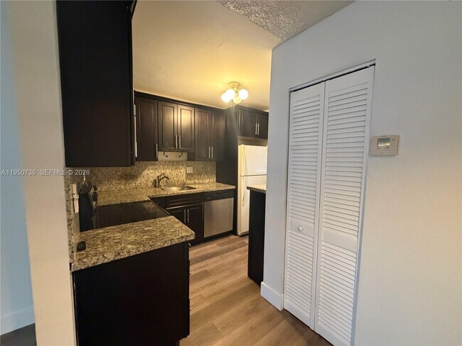 Foto del edificio - 300 Gardens Dr