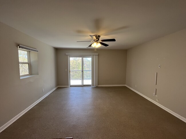 Building Photo - 575 Riverview Heights St