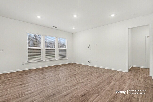 Building Photo - 1817 Riverbend Ave