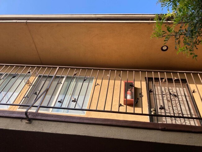 Upstairs unit with lots sun light - 533 Brooks Ave