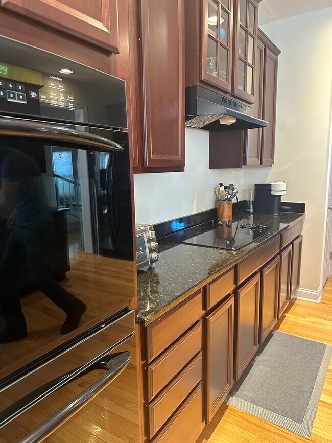 Foto del edificio - Prime Location, Five Forks! Lease only