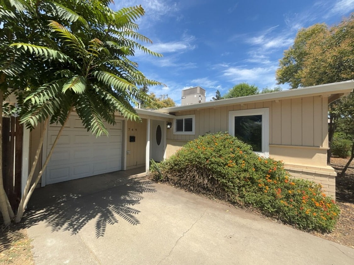 Primary Photo - Updated 3 bedroom close to downtown and UC...