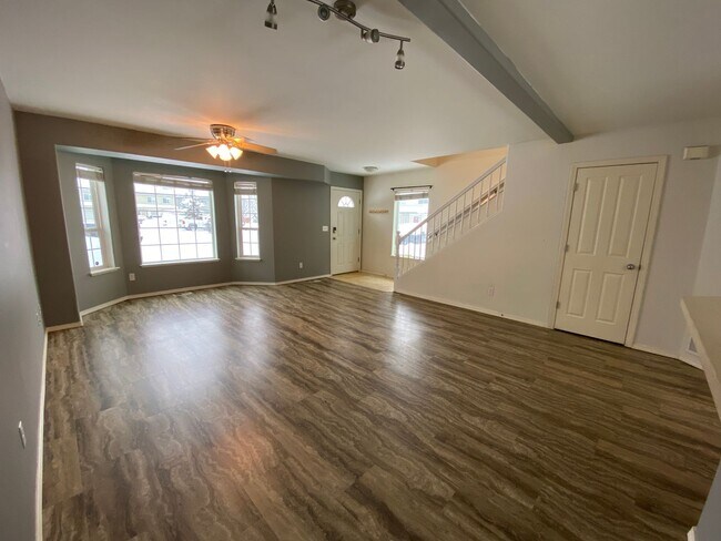 Foto del edificio - A lovely (3) bed, (2) bath end-unit townho...