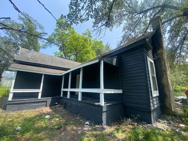 Building Photo - 12 Eaves Dr