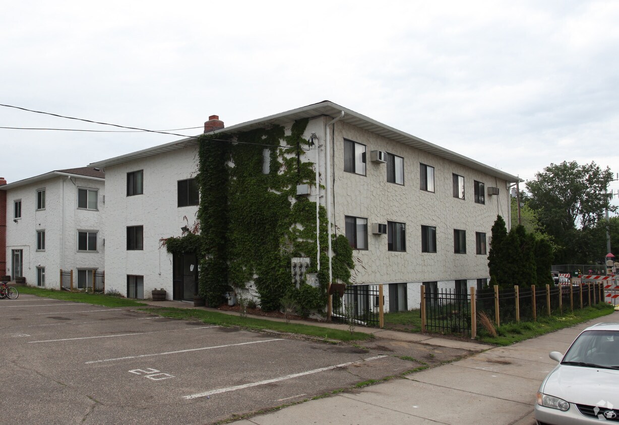 Building Photo - 514 Huron Blvd SE