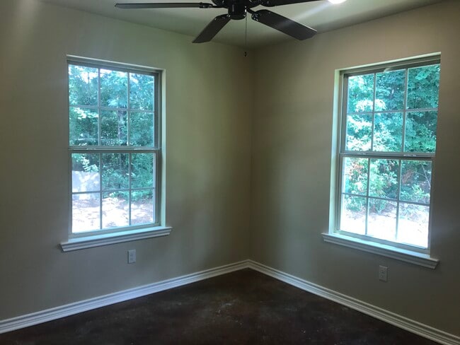 Building Photo - 606 Rockdale Dr