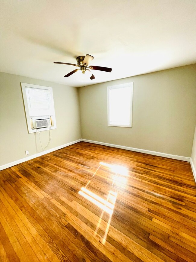 Building Photo - ** 1 Bed 1 Bath located in Capitol Heights...