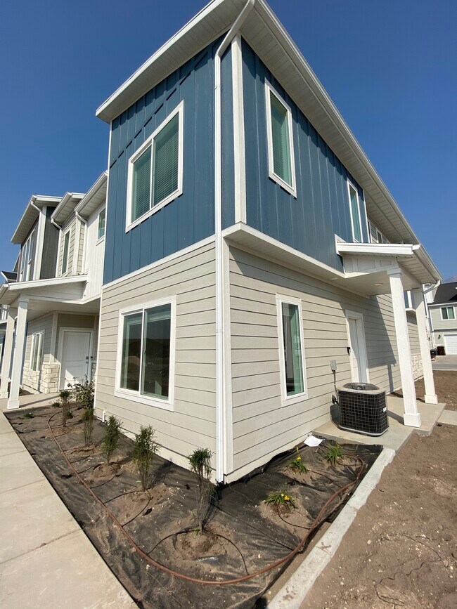 Building Photo - 287 E 1825 N