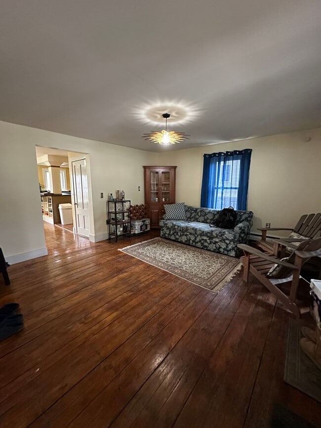 Building Photo - Spacious Single-Family House - Close to Mi...