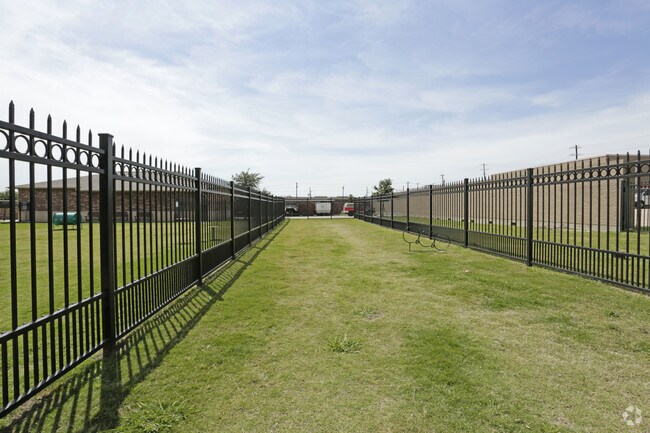 PARQUE PARA PERROS - Crest Manor