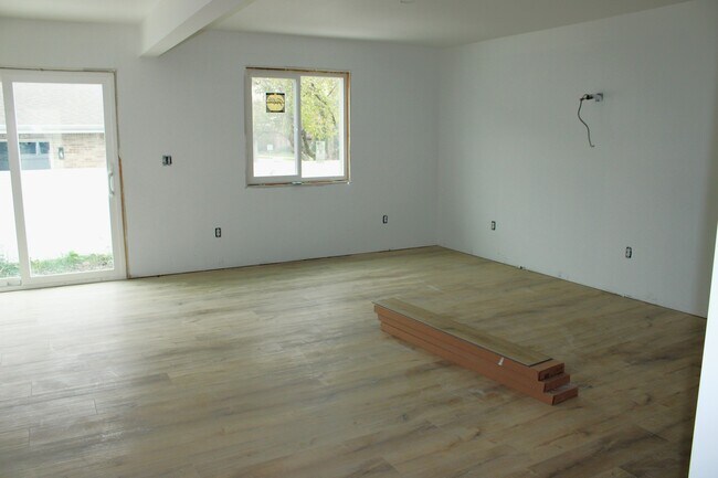 Foto del edificio - 107 E Division St