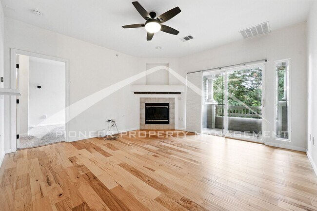 Building Photo - Spacious Condo with Central AC and Washer/...