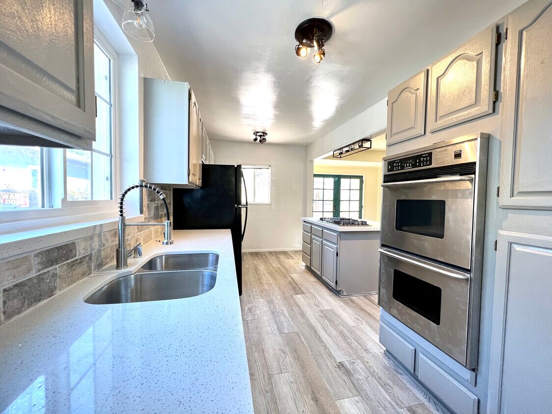 Cocina con horno doble. - 8047 Campion Dr