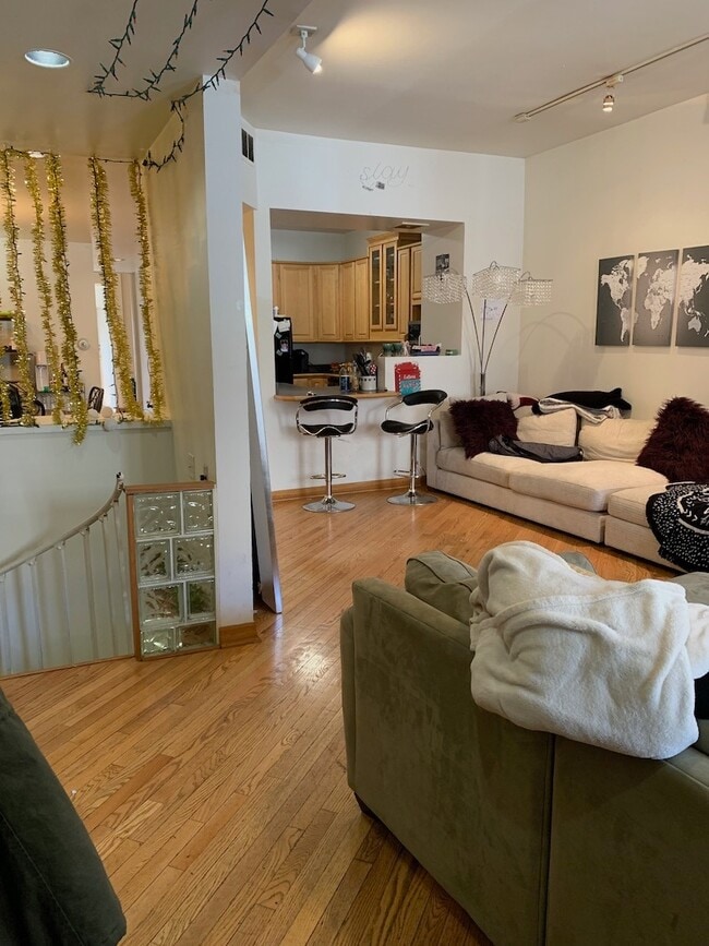 Building Photo - 711 W Briar Pl