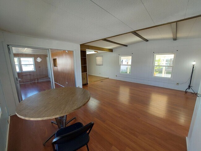 Foto del edificio - 55+ Community Home in Saralake Estates – 2 Bed / 2 Bath