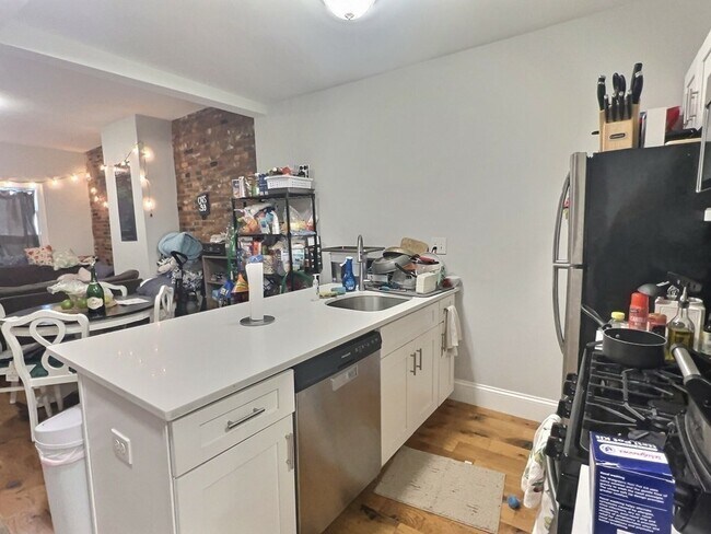 Building Photo - 255 Paris St