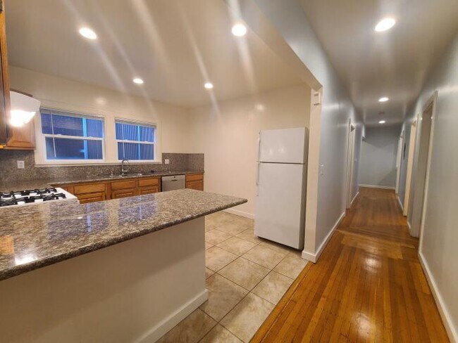 Foto del edificio - 4 bedroom in Berkeley CA 94705