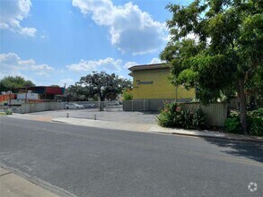 Building Photo - 2302 East Side Dr