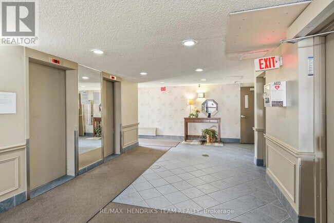 Building Photo - 196 Scott St