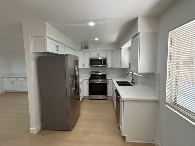 Foto del edificio - 3155 Montrose Ave
