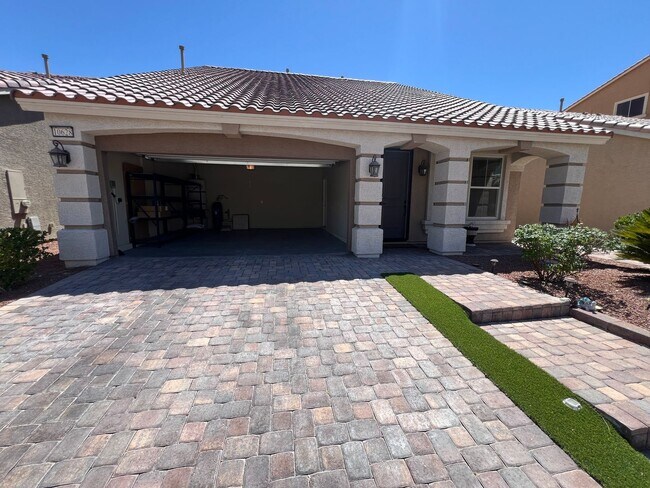 Foto del edificio - A Fantastic 4 Bedroom Home with the primary Downstairs, in Silverado Ranch