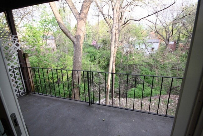 Building Photo - Beautiful 2 Bedroom/2 Bath condo in Parkwa...