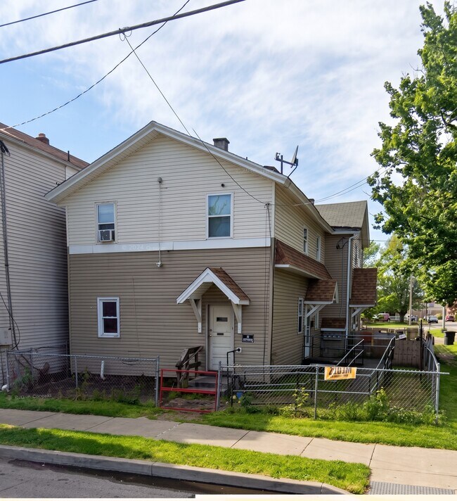 Building Photo - 340 W 18th St