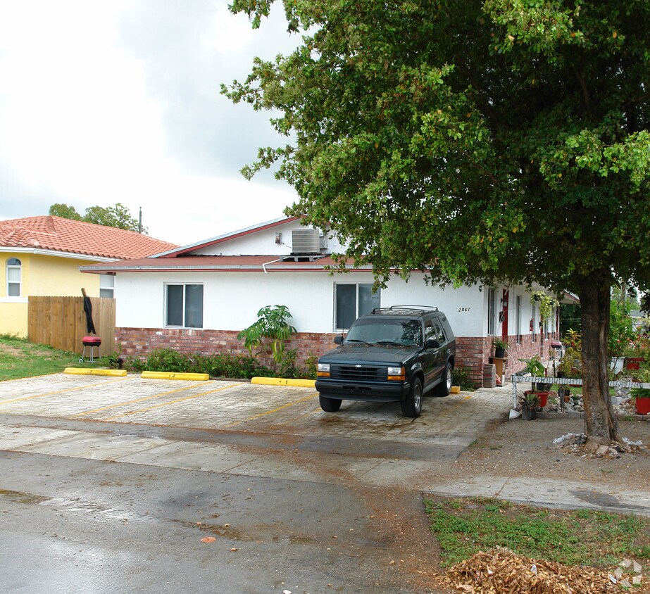 Foto del edificio - 2851-2861 NW 11th Pl