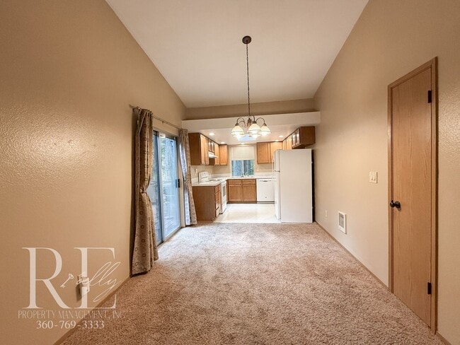 Foto del edificio - Vaulted Ceilings, Skylights & a True Primary Suite in This Gig Harbor Duplex