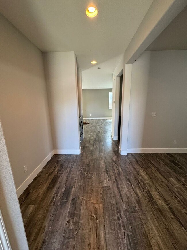 Foto del edificio - Stunning 4/3 in Roseville! 2 Car Garage!