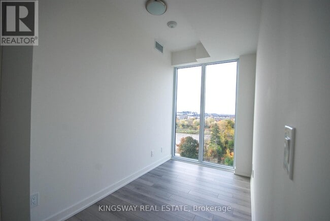 Photo du bâtiment - 3071 Trafalgar Rd