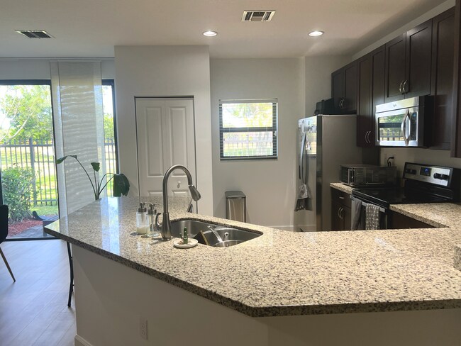 Foto del edificio - 319 NE 194th Ln