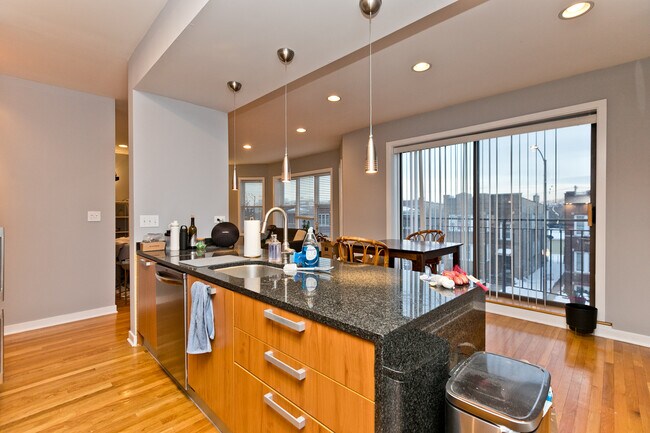 Foto del edificio - 3012 W Addison St
