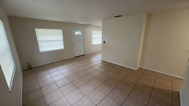 Foto del edificio - Newly Remodeled 2-Bedroom Duplex with Huge Fenced Backyard – Zephyrhills