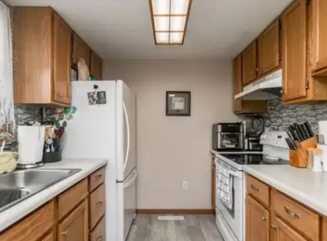 Kitchen - 404 N Iowa St