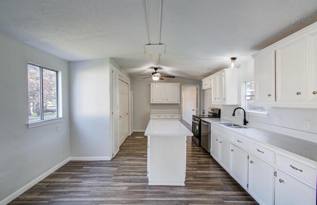 Building Photo - 13419 Commander Cir