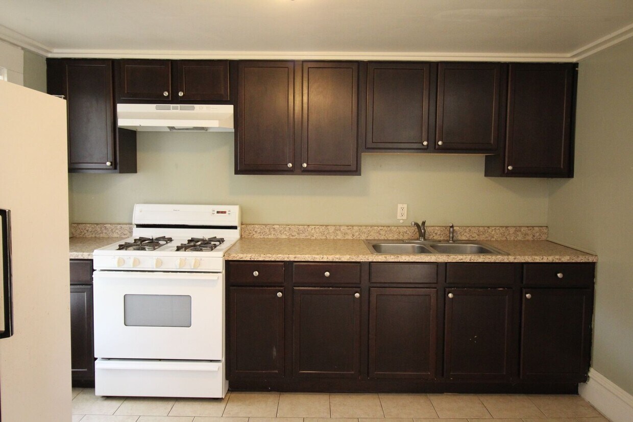Primary Photo - 3 bed -1.5 bath house near GVSU Pew Campus.